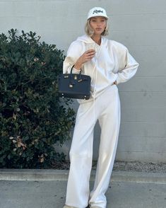 30s Street Style, Outfits For Women In 30s, White Sweatshirt Outfit, Hoodie Outfit Women, Elsa Hosk Outfits, Elsa Hosk Style, Street Style Ideas, Autumn Hoodie, Outfits Nyc