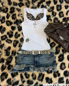 2000s outfit idea Fits For Autumn, Spring Outfits With Jackets, 2000s Trashy Outfits, Leopard Print Style, Y2k Bling Outfits, Outfits W Shorts, Long Sleeve Outfits Aesthetic, Tank Top Over Long Sleeve Outfit, Urban Style Outfits Women