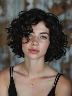 Trendy Curly Bob Haircuts: Embrace Your Natural Texture! Curly Bob No Bangs, Short Curly Haircut With Bangs, Hair Wishlist, Short Curly Cuts