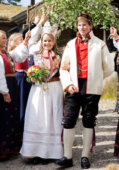 Serbian Clothing, Norwegian Wedding, Polish Language, Traditional Wedding Attire, Folk Clothing, Wedding Costumes, Folk Dresses, Traditional Wedding Dresses, Bridal Crown