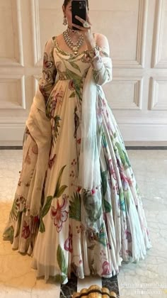 Trendy Outfits Indian, Lehenga Designs Simple, Traditional Indian Dress, Pakistani Fancy Dresses, Salwar Kamiz, Indian Dresses Traditional, Indian Gowns Dresses, Simple Pakistani Dresses