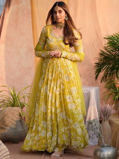 Anarkali Dress Pattern, Casual Indian Fashion, Long Dress Design, Salwar Kamiz, Ladies Blouse, Traditional Indian Outfits, Indian Gowns Dresses, Trendy Dress Outfits, Designer Party Wear Dresses