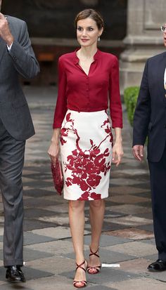 Abrimos su maleta: ¿Qué ‘looks’ lleva la reina Letizia en su visita de Estado a México? - Foto 2 Walking Down The Street, Letizia Of Spain, Queen Letizia, Womens Fashion For Work, Work Outfits Women, Royal Fashion, Work Attire, Office Fashion, Office Outfits