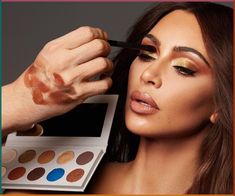 En janvier 2018, Kim Kardashian annonçait la sortie d’une collaboration avec son make-up artist Mario Dedivanovic. Aujourd’hui, les deux amis de longue date, ont finalement publié des vidéos dévoilant le contenu de leur collection KWW Beauty x Mario. Focus en images. Kardashian Sisters, Koleksi Makeup, Kardashian Makeup, Kim Kardashian Makeup, Jenner Girls, Makeup By Mario, Ysl Makeup, Makeup Hacks Beauty Secrets, Classic Makeup