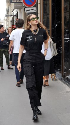 Cargo Outfit Street Style, Gigi Hadid Cargo Pants, Gigi Outfits Street Styles, Gigi Hadid Black Outfit, West Hollywood Outfit Night, Gigi Hadid Best Outfits, Gigi Hadid Style 2022, Summer Cargo Pants Outfit, Gigi Hadid Outfits Street Styles