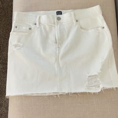 Size 29 White Jean Miniskirt. Distressed With Frayed Hem. Never Worn Gap Casual Fitted Mini Skirt, Fitted Cotton Skirt By Gap, White Mid-rise Denim Skirt, Jean Miniskirt, Skirt Png, White Denim Mini Skirt, Y2k Denim Skirt, White Jean Skirt, Short Jean Skirt