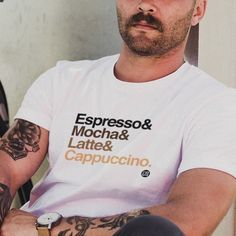 Estampa disponível para modelos de camisetas masculinas e femininas em diversas cores. Acesse nosso site na BIO e garanta o desconto de lançamento do site. #café #coffee #camisetamasculina #camisetafeminina Coffee, On Instagram, Instagram