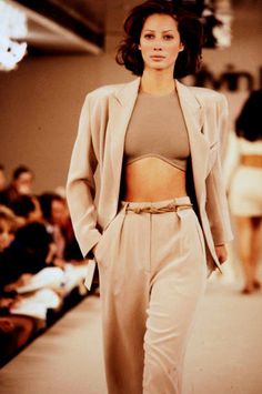 Calvin Klein - Spring 1992 RTW Christy Turlington Style, Christy Turlington 90s, Supermodel Outfits, 1990 Style, Trending Sandals, Model Inspo, Calvin Klein Collection