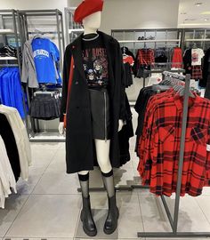 Punk Rock Christmas Outfit, Christmas Alternative Outfit, Oversized Punk Outfit, Alternative Holiday Outfits, Rocker Girlfriend Aesthetic Outfits, Alternative Fashion Indie Grunge, Gothmas Outfit, Comfy Goth Outfits Winter, Fanmeet Outfit Ideas