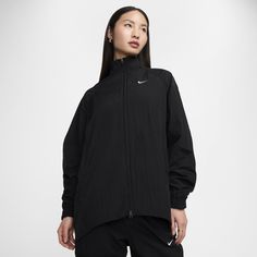 With a two-way zipper on the front and full-length zippers down the sleeves, this oversized jacket gives you plenty of styling options. A water-repellent finish on the crinkle-woven fabric works with sweat-wicking tech in the soft jersey lining to help keep you dry. Sportswear Collection, Water Repellent Jacket, Black Windbreaker, Women Lifestyle, Oversized Jacket, Wind Breaker, Wet Weather, Nike Store, Zip Jacket