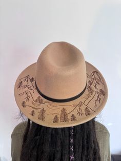 Hand designed and burned using a pyrography tool.  Would make a brilliant gift for men or women.  Floral design. Perfect festival wear.  Boho style, wide brimmed. Initials can be added inside the brim if desired. Hat size 57 Cowboy Hut, Custom Cowboy Hats, Pyrography Ideas, Boho Hat, Mens Hats, Chapeau Cowboy, Mode Boho, Hat Ideas, Boho Gifts