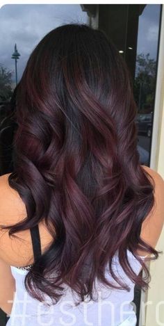 Hair Color Burgundy Highlights, Pelo Color Borgoña, Red Highlights In Brown Hair, Red Balayage Hair, Wine Hair Color, Burgundy Highlights, Wine Hair, Hair Color Burgundy