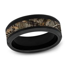 an men's wedding band in black ceramic with realtree camo inside it