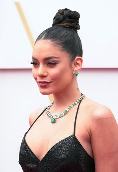 Premios Oscar 2022: los mejores looks de belleza de la noche Grad Hairstyles, 2022 Red Carpet, High Updo, Middle Part Hairstyles, Romantic Updo, Hair Up Or Down, Ball Hairstyles, Celebrity Hair