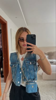 Denim Vest Rachel Green, Denim Vest Outfit 2023, Jean Vest With Dress, Boho Denim Outfit, Jean Vest Styling, Denim Vest Street Style, Denim Handbag Outfit, Vintage Denim Vest Outfit, Denim Vest Styling