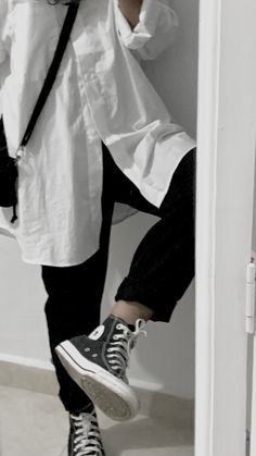 Black And White Fits Aesthetic, White And Black Aesthetic Outfit, White Tomboy Outfit, Black White Aesthetic Outfit, Aesthetic Black And White Outfits, Tomboy Style Outfits Black, Black And White Clothes Aesthetic, Black And White Aesthetic Outfit, Black And White Outfit Aesthetic