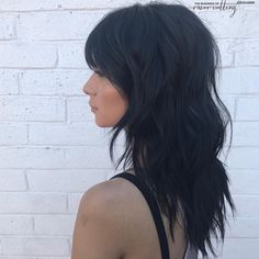 Gorgeous emo shag haircut on black wavy hair. Looking for a bold new hairstyle? Check out these 17 emo shag haircuts for inspiration! From choppy layers to asymmetrical bangs, these styles are perfect for all the scene girls out there. Get ready to find your next go-to look and stand out from the crowd with these trendy haircuts! Haircuts That Give Volume Long Hair, Shag Haircut Side Bangs, 2024 Emo Hair, Layered Choppy Hair, Long Bangs 2024, Haïr Cuts For Wavy Hair Girl, Layers With Bangs Long Hair, Layered Hair From The Back, How To Style Shag