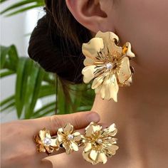 Super Cute And Stylish Ships In 5-10 Business Days Funky Necklaces, Flower Ear, Floral Studs, Geometric Flower, Versatile Jewelry, Gold Collar, Greek Style, Rose Jewelry, Elegant Flowers