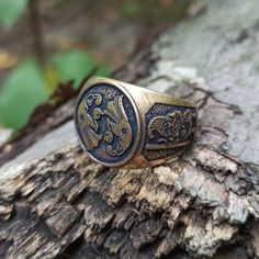 The custom signet rings are made to order from Italian bronze, silver plated bronze or silver 925 solid. The ring based on ancient artifacts with image of Odin's Ravens and image of warrior found on armour plates. This ring will be perfect for men and women who likes Norse mythology, Viking jewelry or Scandinavian Pagan aesthetics. The ring shipped in wooden jewelry gift box. approximate weight: 19 gm | 0.67 oz Crow Ring, Norse Raven, Hunter Rings, Raven Ring, Viking Artifacts, Odin's Ravens, Custom Signet Ring, Medieval Rings, Magic Items