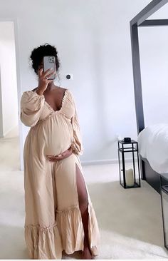 Cute Pregnancy Pictures, Black Motherhood, Pregnancy Goals, Baby Bump Style, Newborn Mom, Maternity Photoshoot Poses, Pretty Pregnant, Mommy Goals, Cute Maternity Outfits