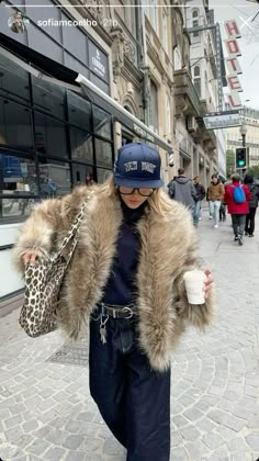 Fashion Trend Fall Winter 2024-2025, Fur Jacket Outfit, Fur Coat Outfit, Fur Jacket Women, Short Jackets, Coat Elegant, Jackets Vintage, Fur Fashion