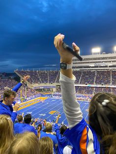 Boise State’s signature blue turf field shot from the student section stands with students cheering and celebrating together. Boise State Aesthetic, Boise State University Aesthetic, Boise Aesthetic, Boise Idaho Aesthetic, College Aesthetic Pictures, Boise State Football, Idaho State University, Future Manifestation, College Love