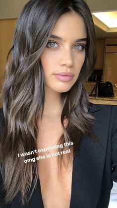 Sara Sampaio Hair, Cool Tone Brunette, Ashy Hair, Brown Hair Green Eyes, Sara Sampaio, Hair Life, Hair Inspiration Color, Celebrity Makeup, Rainbow Hair