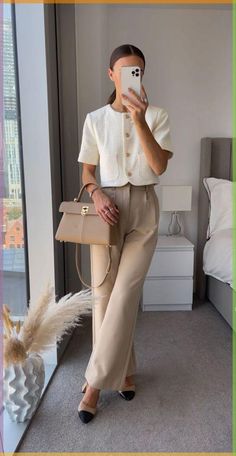 What are the basic things you need for makeup? Let’s be honest, ladies Cream And Black Flats Outfit, Internship Outfit, Conference Outfit, Outfit Elegantes, Corporate Attire, Professional Outfits Women, Chique Outfits, Outfit Chic, Business Outfits Women