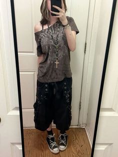 Edgy Y2k Outfits, 2000s Alt Fashion, Evelyn Core, Baggy Outfit Ideas, Outfit Grunge, Look Grunge, Alt Outfits, 2000s Grunge, 2024 Style