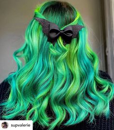 Gorgeous green hair color with a bat bow for Halloween. Are you ready to get spooky? Whether you're looking for fun hairstyles for Halloween or Halloween hair color ideas, you'll get some serious hair inspo from this post! Here are 31 of the coolest, most creative Halloween hairstyles on the planet! Bat Bow, Lavender Hair Colors, Yellow Hair Color, Fun Hairstyles, Vivid Hair