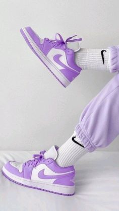 Purple Nike Shoes, Stile Harry Potter, Shoes Wallpaper, Trendy Shoes Sneakers, Nike Shoes Girls, Preppy Shoes, Jordan Shoes Girls, Custom Nike Shoes, All Nike Shoes