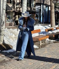 #cowgirl Coat Winter Outfit, Estilo Country, Nashville Outfits, Rodeo Outfits, Aspen Colorado, Country Fashion