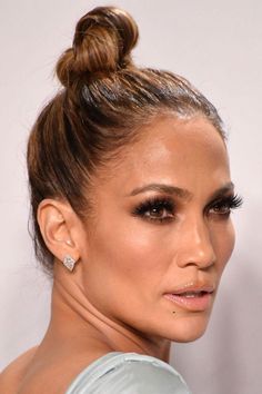 Who knew your nose had so much to say? Jlo Makeup, Jennifer Lopez Makeup, Different Nose Shapes, Pretty Ponytails, Kardashian Beauty, Wedding Makeup For Brown Eyes, Celebrity Makeup Looks, Gym Hairstyles, Beverly Hills 90210