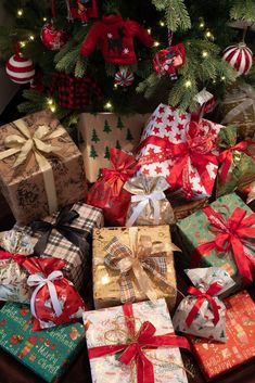 Holiday Gifts For Friends Wrapped Presents, Christmas Playlist, Christmas Bucket List, Fun Christmas Activities, Favorite Christmas Songs, Christmas Dreaming, Ultimate Christmas, Christmas Feeling, Christmas Inspo