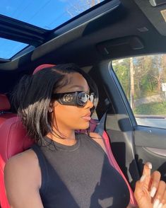 Women Wearing Sunglasses, Black Curly Hair, Gucci Eyewear, Wearing Sunglasses, Stylish Glasses, Baddie Hairstyles, Mirrored Sunglasses Women, Professional Outfits, Black Girls Hairstyles