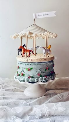 there is a cake with horses on it