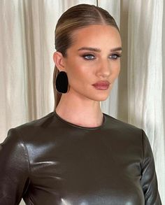 Wet Ponytail Hairstyles, Clean Ponytail Hairstyles, Sleek Ponytail Updo, Slick Back Ponytail Short Hair, Wet Bun Hairstyles, Wet Look Ponytail, Clean Ponytail, Sleek Updo Hairstyles, Ponytail Bridal Hair