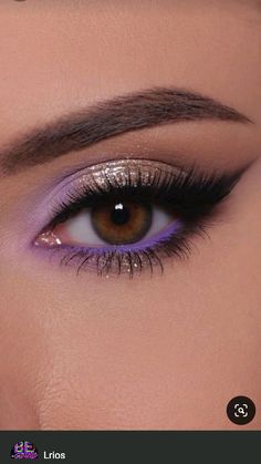 maquiagem fácil lilás com brilho Lavender Bridal Makeup Looks, Make Up For Lavender Dress, Glitter Gel Makeup Looks, Wedding Makeup For Purple Dress, Purple Shadow Makeup, Purple Bride Makeup, Types Of Eyeshadow Looks, Morphe Aurascape Looks, Fairy Eyeshadow Look