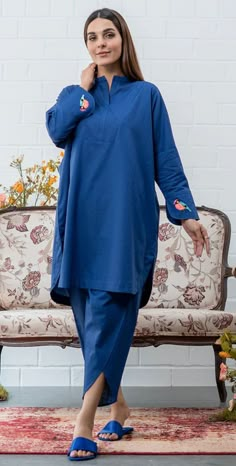 Short kurti design Pakistani Co Ords Outfits, Short Frock Ideas, Short Kurti Look, Short Kurti Design, Frock Ideas, Short Kurti Designs, Co Ords Outfits, Stylish Kurtis Design