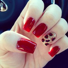 Red gel nails with gold glitter leopard accent Nail Designs For August, Winter Nails Red, Classy Winter Nails, Nails With Red, Red Gel Nails, Cheetah Nail Designs, Long Fingernails, Dots Candy, Red Ring