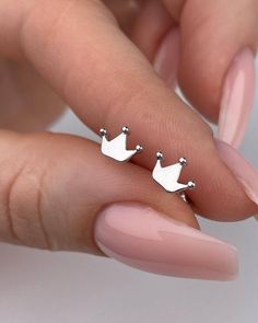 Our sterling silver children's earrings in the shape of a princess crown 👑 are the perfect accessory for a little princess 👸. Made from high-quality sterling silver, these earrings are rhodium-plated, giving them a brilliant shine ✨ and protecting them from tarnishing.  Advantages of purchasing our earrings: - High-quality materials 💎 - Tarnish protection thanks to rhodium plating 🛡️ - Unique and enchanting design that every child will love 🌟 - The perfect gift for special occasions 🎁 This Earrings Kids, Hair Earrings, Children Jewelry, Crown Earrings, A Little Princess, Silver Crown, Kids Earrings, Princess Crown