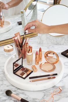 Make Up Tools Aesthetic, Makeup Vision Board, Makeup Tools Aesthetic, Makeup Aesthetic Wallpaper, Wallpaper Makeup, Tilbury Makeup, Bronze Smokey Eye, Fashion Fairytale, Eye Makeup Images