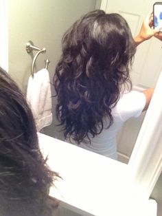 Beach Waves On Layered Hair, Layered Waves, Black Wavy Hair Layers, Wolfcut Hair Long Wavy Curly, Hair Cuts For Wavy Hair Long, Healthy Wavy Hair, Long Wavy Black Hair, Wavy Hair Layers, Curled Layered Hair