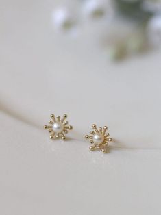 Gold Flower Design, Small Earrings Gold, Sterling Silver Flower Earrings, Butterfly Earrings Gold, Plant Jewelry, Bridesmaid Pearls, Silver Flower Earrings, Jewelry Design Earrings