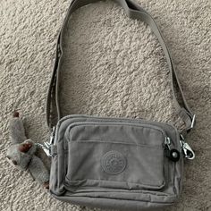 Crossbody Bag Outfit, Monkey Keychain, Kipling Backpack, Y2k Bags, Everyday Bag Essentials, Preppy Accessories, My Style Bags, Kipling Bags, Convertible Crossbody Bag