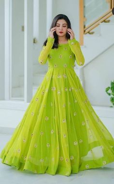 Long Frocks For Women, Frock Designs For Women, Frock Models, डिजाइनर कपड़े, Simple Frock Design, Long Frock Designs, Gown Party Wear, Long Gown Design, Simple Frocks