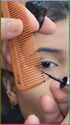 Eyeliner hack with hairstyling comb #lashesbeautyparlour #eyeliner #naziakhan Applying False Eyelashes Beginners, Eyeliner Hacks For Beginners, Pencil Eyeliner Tutorial, How To Put Eyeliner, Eye Makeup Hacks, Halloween Eyeliner, Eyeliner Tricks, Eyeliner Application, Eyeliner Techniques