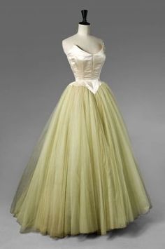 Couture Evening Dress, Duchess Satin, Fashion 1950s, Vintage Gowns, Moda Vintage, 50s Fashion, 1950s Fashion, Gorgeous Gowns