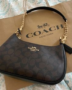 Cute Purse Outfits, Coach Handbags Aesthetic, Coach Nolita 19 Aesthetic, Coach Bag Brown, Coach Bags Black, Purses And Handbags Aesthetic, Purse Outfit Aesthetic, Cute Purses Aesthetic, Black Purse Aesthetic