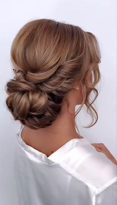 Blonde Hair Cuts Medium, Mother Of The Bride Hairdos, Grad Hair, Bridesmaid Hair Inspo, Side Bun Hairstyles, Ball Hair, Classic Updo